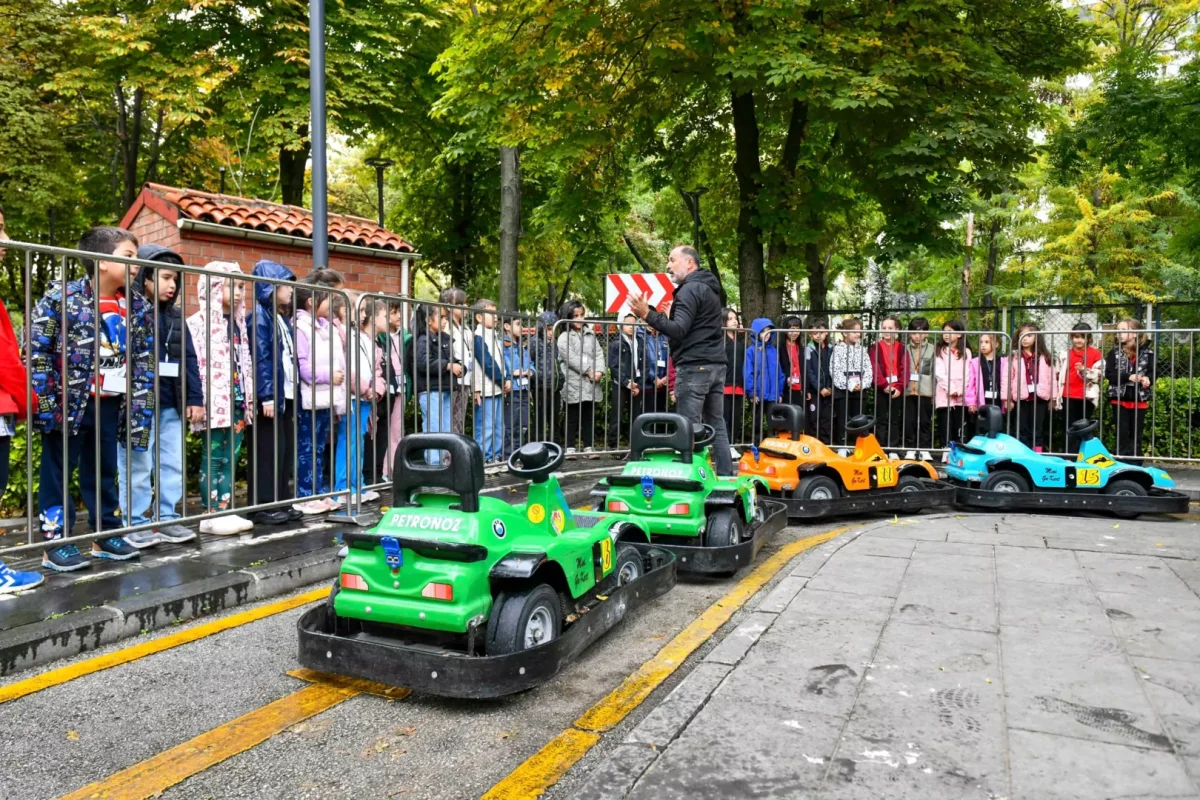 Ankara’da minikler trafik kurallarını uygulamalı öğreniyor