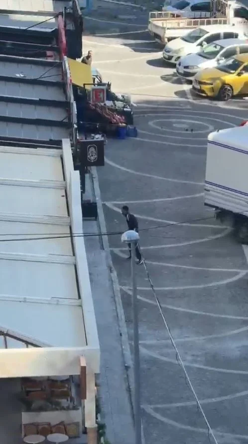 Kuyumcuya kurşun yağdırdı, kaçmak için kadının aracını gasp etti
