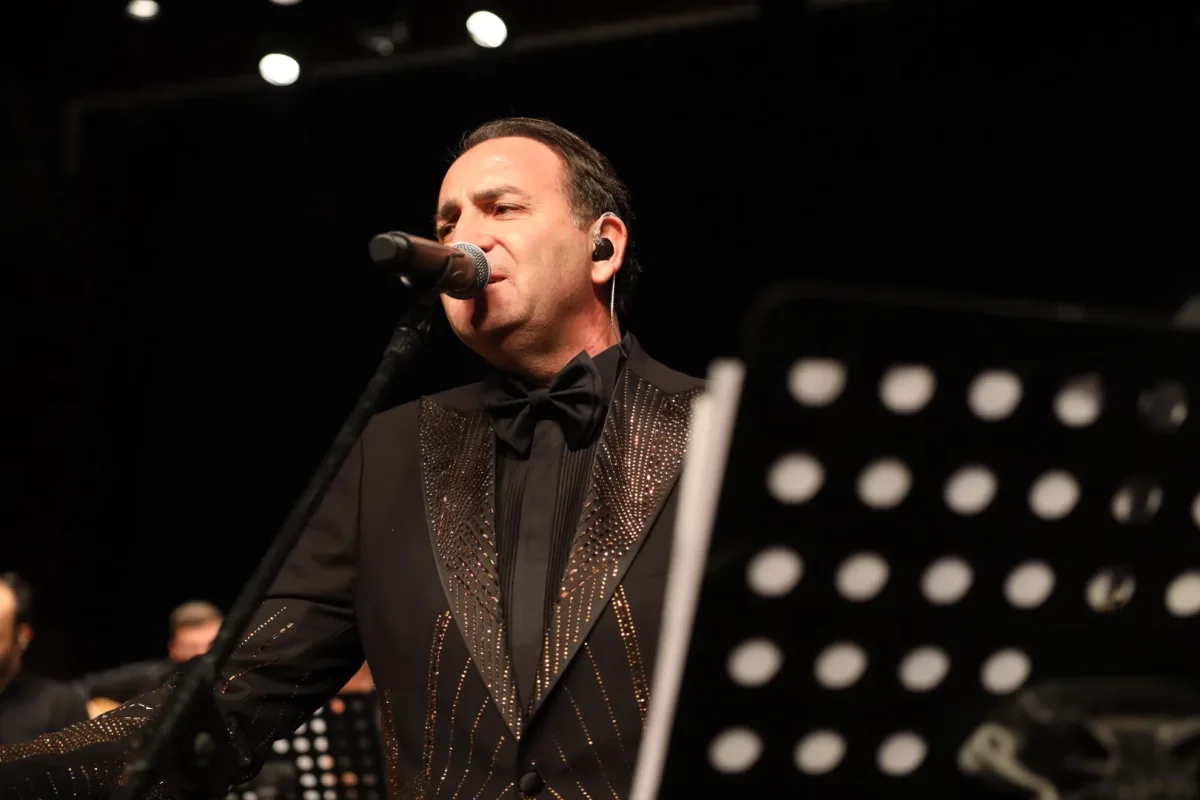 Zeki Müren şarkıları konseri yoğun ilgi gördü