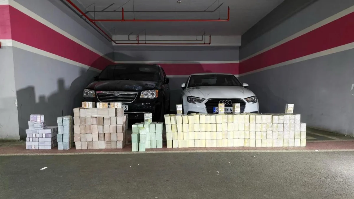 Otoparktaki iki arabadan 934 milyon liralık döviz çıktı