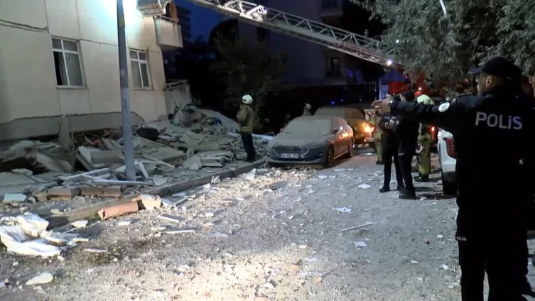 Maltepe'de 7 katlı bina kısmen çöktü