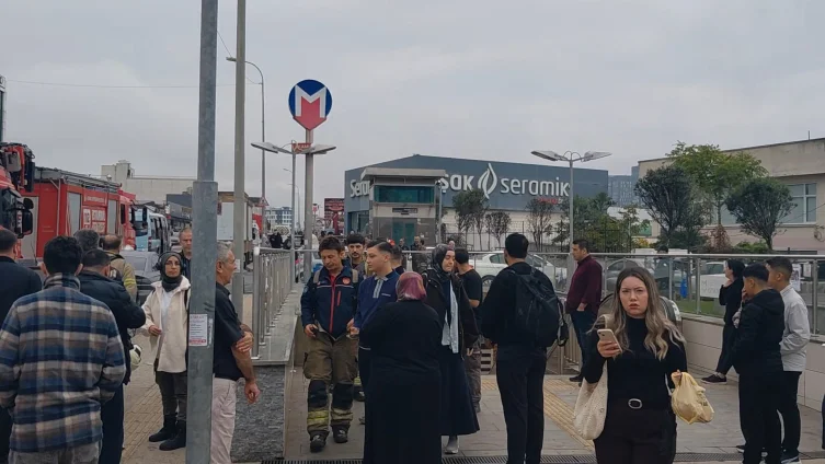 İstanbul metroda kablolar patladı