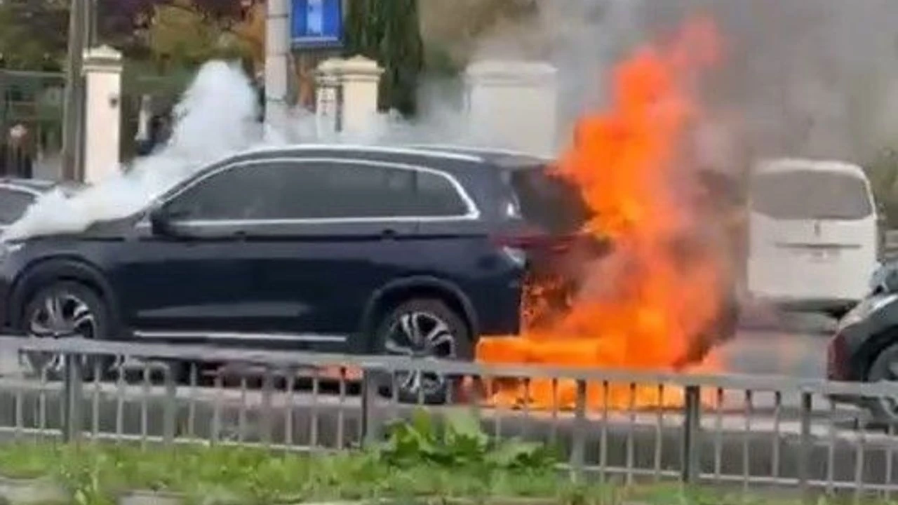 Eyüpsultan’da park halindeki elektrikli araç alev alev yandı