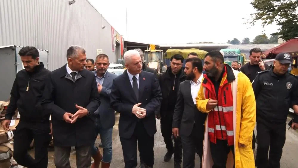 Vali Davut Gül, selden etkilenen Kemerburgaz'da vatandaşları dinledi