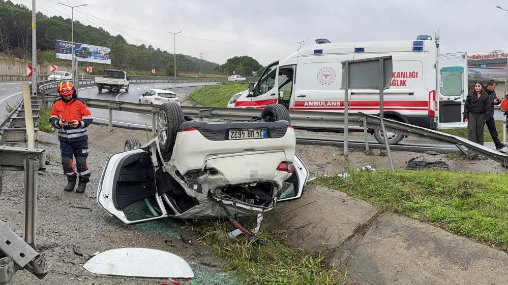 Göktürk kavşağında otomobil taklalar atarak çayırlık alana savruldu